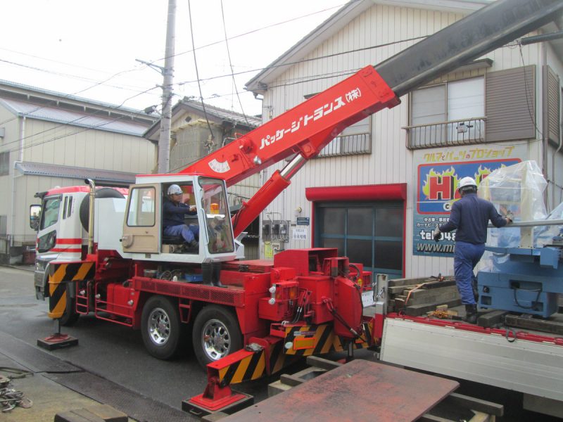 クレーンによる工作機械搬入作業