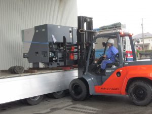 リフトによる工作機械搬入設置